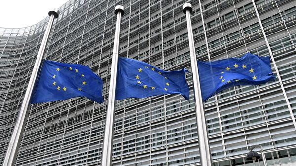 Флаги ЕС на фоне здания Еврокомиссии в Брюсселе - Sputnik Грузия