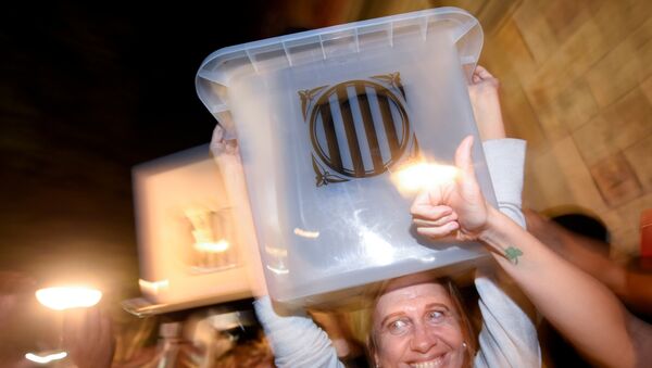 Люди на улице отмечают результаты референдума в Каталонии - Sputnik Грузия