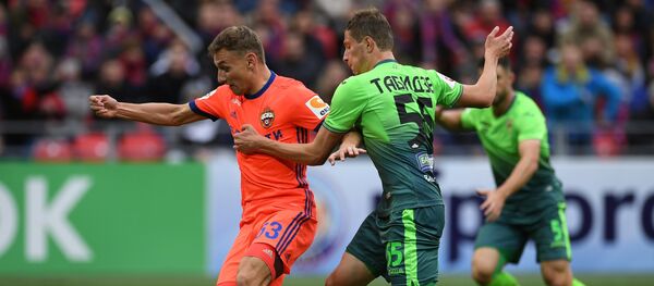 Игрок ПФК ЦСКА Федор Чалов (слева) и игрок ФК Уфа Джемал Табидзе - Sputnik Грузия