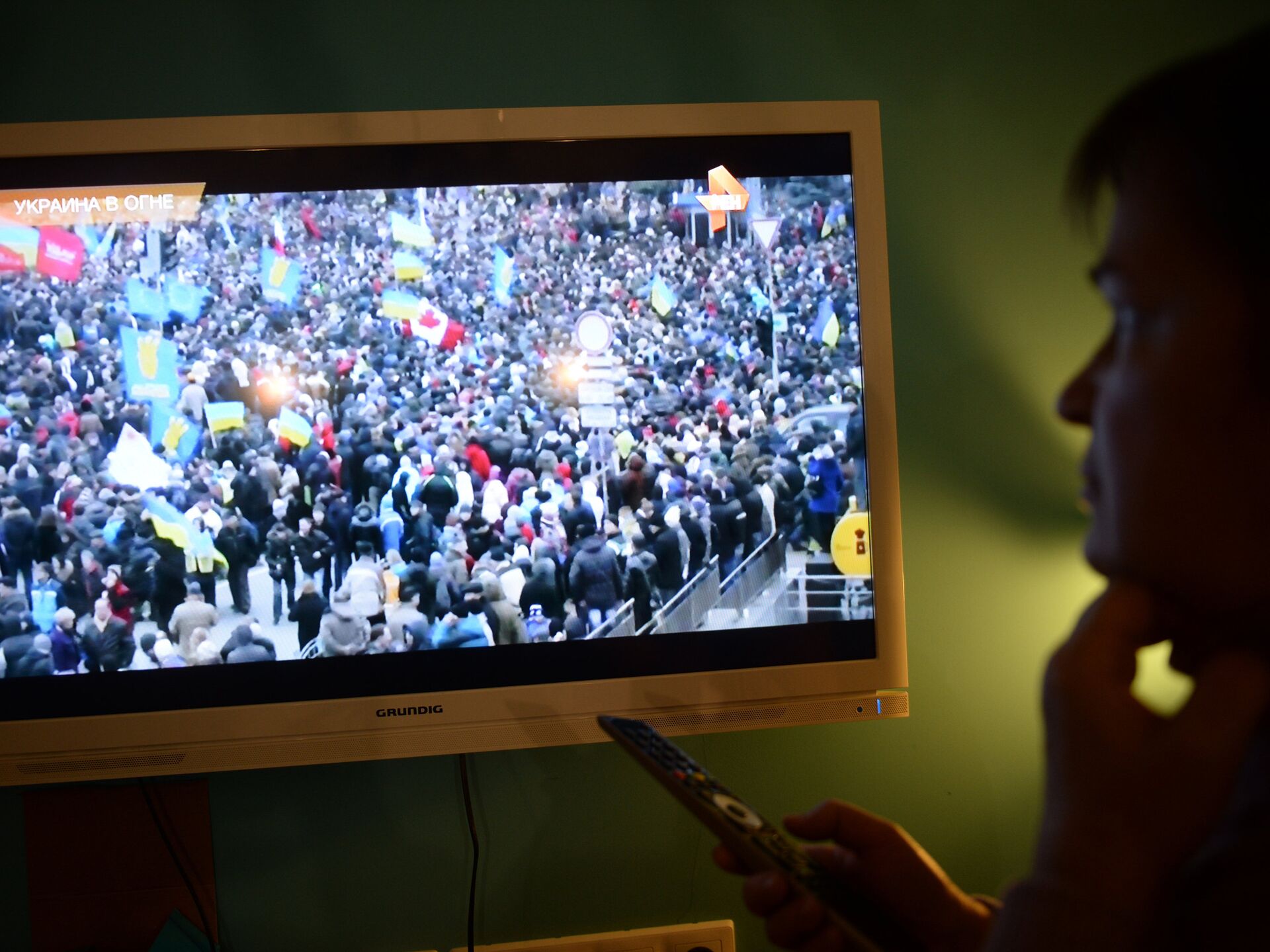 Украинское телевидение новости. Кадры украинского ТВ 2014. Человек роняет телевизор.