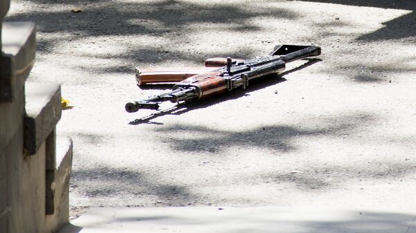 Оружие на месте на улице Бюзанда, где произошла стрельба - Sputnik Грузия