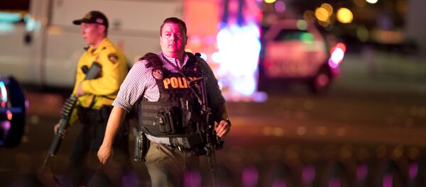 Представители полиции на месте стрельбы в Лас-Вегасе - Sputnik Грузия