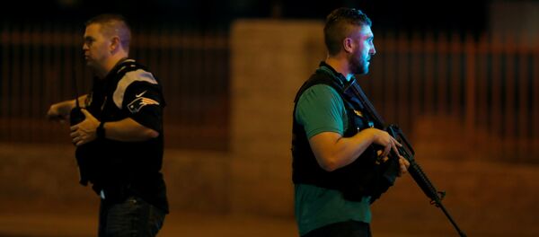 Полицейские на месте стрельбы в Лас Вегасе Полицейские на месте стрельбы в Лас Вегасе - Sputnik Грузия