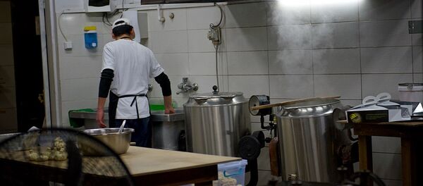 Повар готовит блюда в ресторане - Sputnik Грузия