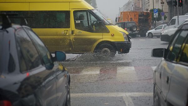 Маршрутное такси едет по центру грузинской столицы в дождь - Sputnik Грузия