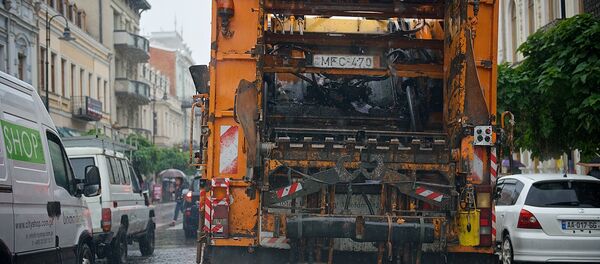 Мусорная машина в дождь Мусорная машина в дождь - Sputnik Грузия