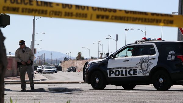 Полицейские работают на месте стрельбы в Лас Вегасе - Sputnik Грузия