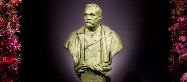 Статуя шведского промышленника Альфреда Нобеля в Стокгольмском концертном зале - Sputnik Грузия