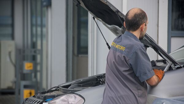 Мастер осматривает машину в диагностическом центре в автосервисе - Sputnik Грузия