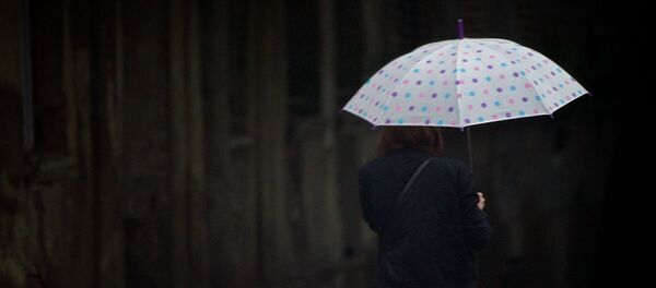 Девушка с зонтиком идет по тбилисской улице в дождь Девушка с зонтиком идет по тбилисской улице в дождь - Sputnik Грузия