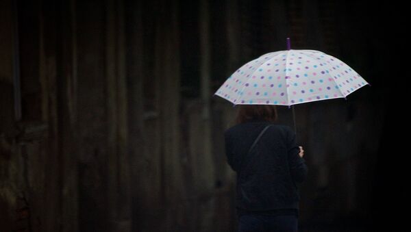 Девушка с зонтиком идет по тбилисской улице в дождь - Sputnik Грузия