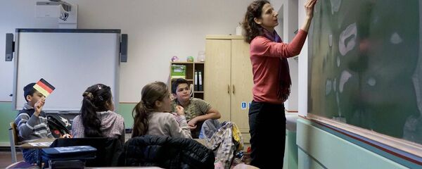 Дети беженцев из Сирии и Афганистана на уроке в немецкой школе - Sputnik Грузия