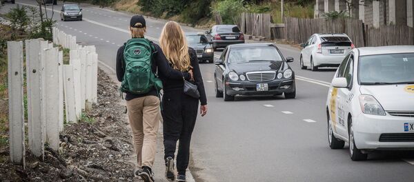 Пешеходы идут вдоль автотрассы в Тбилиси - Sputnik Грузия