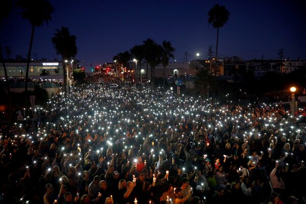 Люди держат свечи и фонари в воздухе в память о Рахель Паркер и Сэнди Кейси, служащих города Манхэттен-Бич и жертв массового расстрела на музыкальном фестивале в Лас-Вегасе, на Манхэттен-Бич, Калифорния - Sputnik Грузия