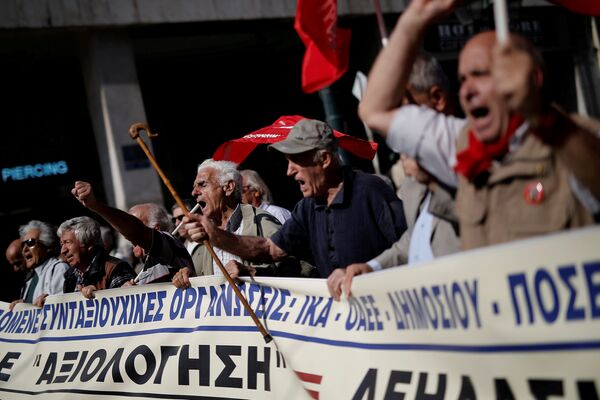 ბერძენი პენსიონრები პენსიის შემცირების წინააღმდეგ დემონსტრაციას მართავენ ათენში - Sputnik საქართველო