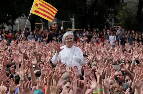 Люди во время акции в поддержку референдума о независимости Каталонии в Барселоне, Испания - Sputnik Грузия