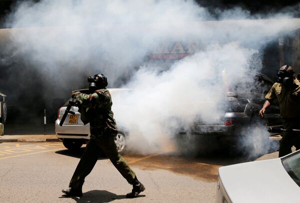 Полицейские используют слезоточивый газ, чтобы разогнать сторонников оппозиции, протестующих против задержаний после выборов в Найроби, Кения - Sputnik Грузия
