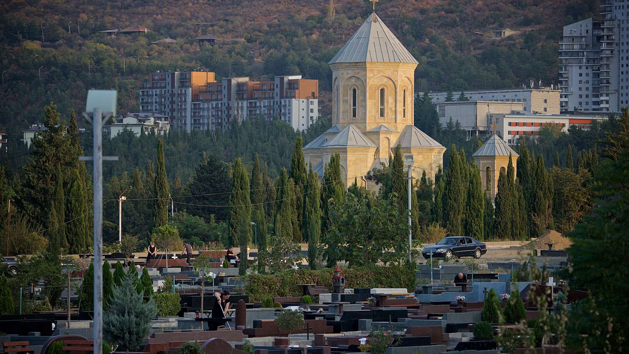 Спутник грузия. Кладбище Сабуртало Тбилиси. Тбилиси Сабуртало храмы. Кукия Тбилиси. Грузинское кладбище в Тбилиси.