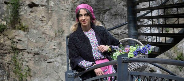 Девушка с корзиной цветов в национальной одежде на празднике Тбилисоба 2016 Девушка с корзиной цветов в национальной одежде на празднике Тбилисоба 2016 - Sputnik Грузия