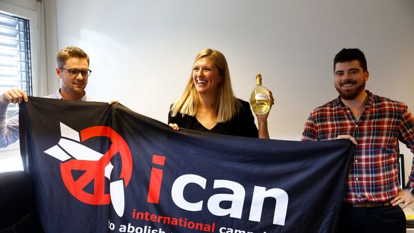 Беатрис Фин, исполнительный директор Международной кампании по уничтожению ядерного оружия (ICAN), получает бутылку шампанского от своего мужа Уильма Фимма Рамзая (справа) рядом с Даниэлем Хогста - Sputnik Грузия