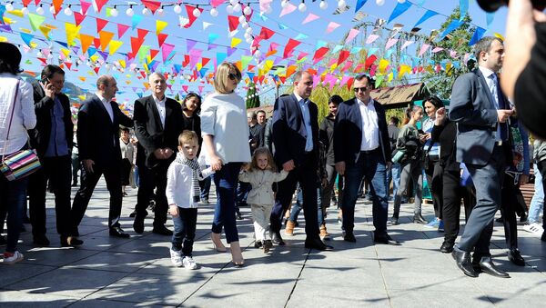 Мэр Тбилиси Давид Нармания вместе с семьей прогулялся по исторической части Тбилиси, где отмечают Тбилисоба 2017 - Sputnik Грузия