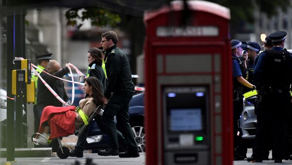 Скорая помощь оказывает помощь женщине возле Музея естественной истории, после того как автомобиль заехал на тротуар в Лондоне, Великобритания - Sputnik Грузия