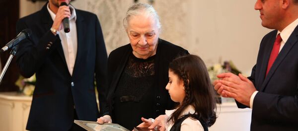 Директор Дома-музея Ильи Чавчавадзе Мзия Надирадзе и мэр Тбилиси Давид Нармания на церемонии награждения - Sputnik Грузия