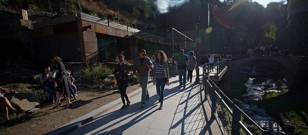 Люди гуляют по ущелью Легвтахеви в центре грузинской столицы - Sputnik Грузия