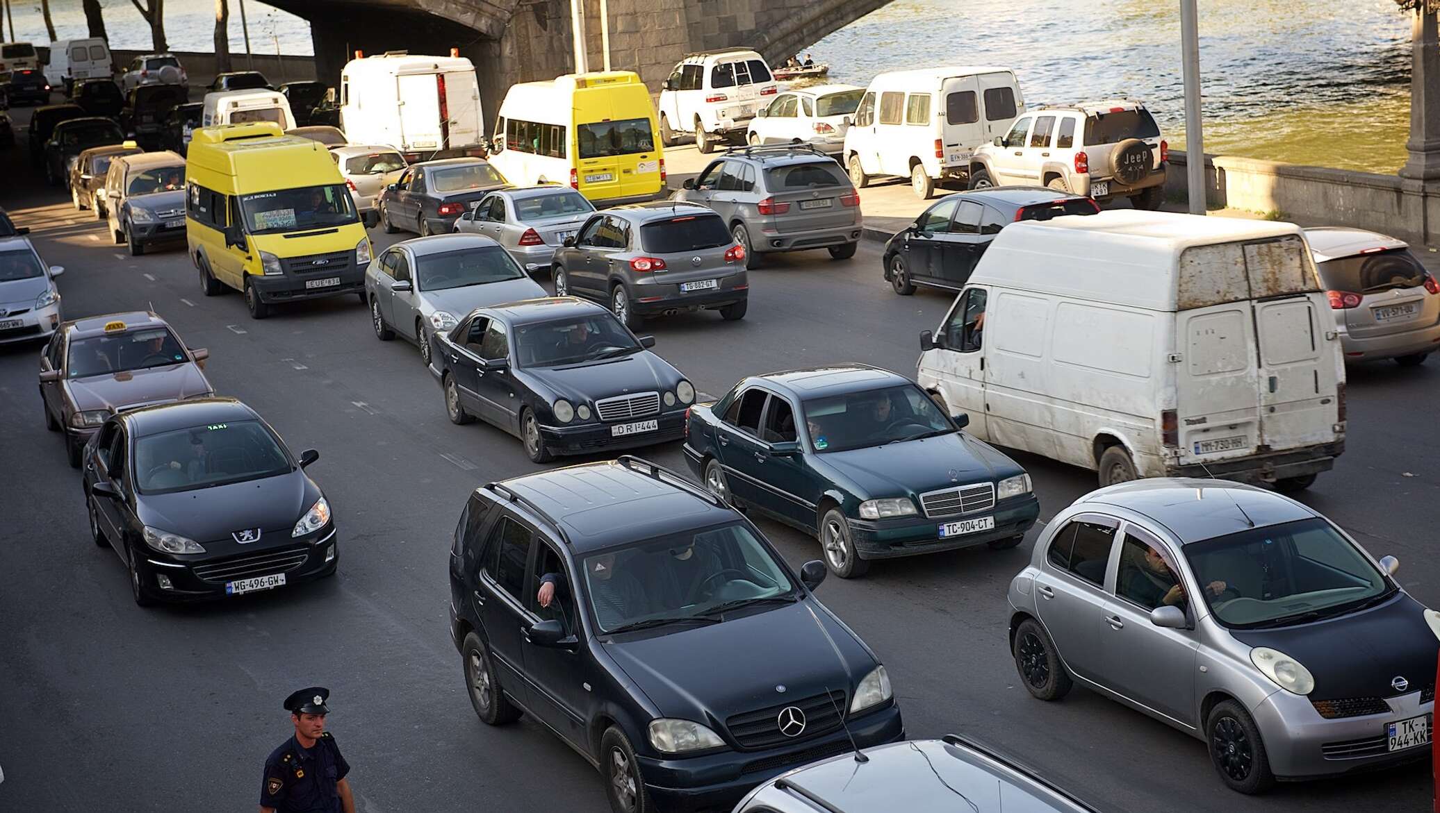 На автомашине привезли. Транспортный коллапс Грузия. Автомобили из Грузии. Нерастаможенная машина в Грузии. Машины в Грузии маленькие.