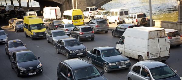 Машины заполняют проезжую часть дороги вдоль набережной Куры в Тбилиси - Sputnik Грузия