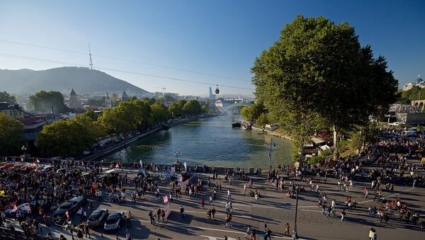 Люди на Метехском мосту в дни проведения праздника столицы Грузии Тбилисоба - Sputnik Грузия