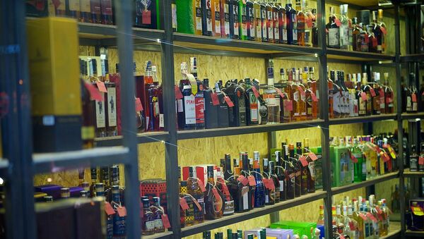 Витрина магазина алкогольной продукции - Sputnik Грузия