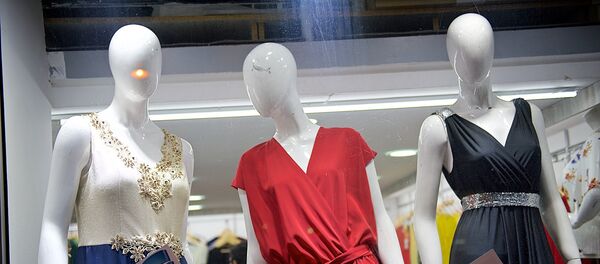 Манекены в витрине магазина с объявлениями о распродаже - Sputnik Грузия