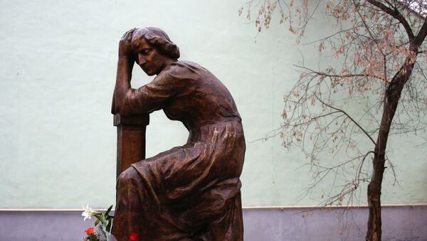 Памятник поэтессе М. Цветаевой открыт в Борисоглебском переулке - Sputnik Грузия