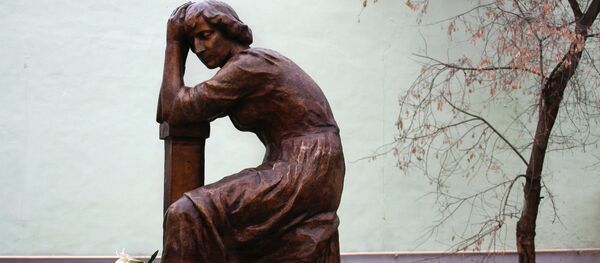 Памятник поэтессе М. Цветаевой открыт в Борисоглебском переулке - Sputnik Грузия