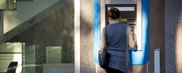 გოგონა ბანკომატთან - Sputnik საქართველო