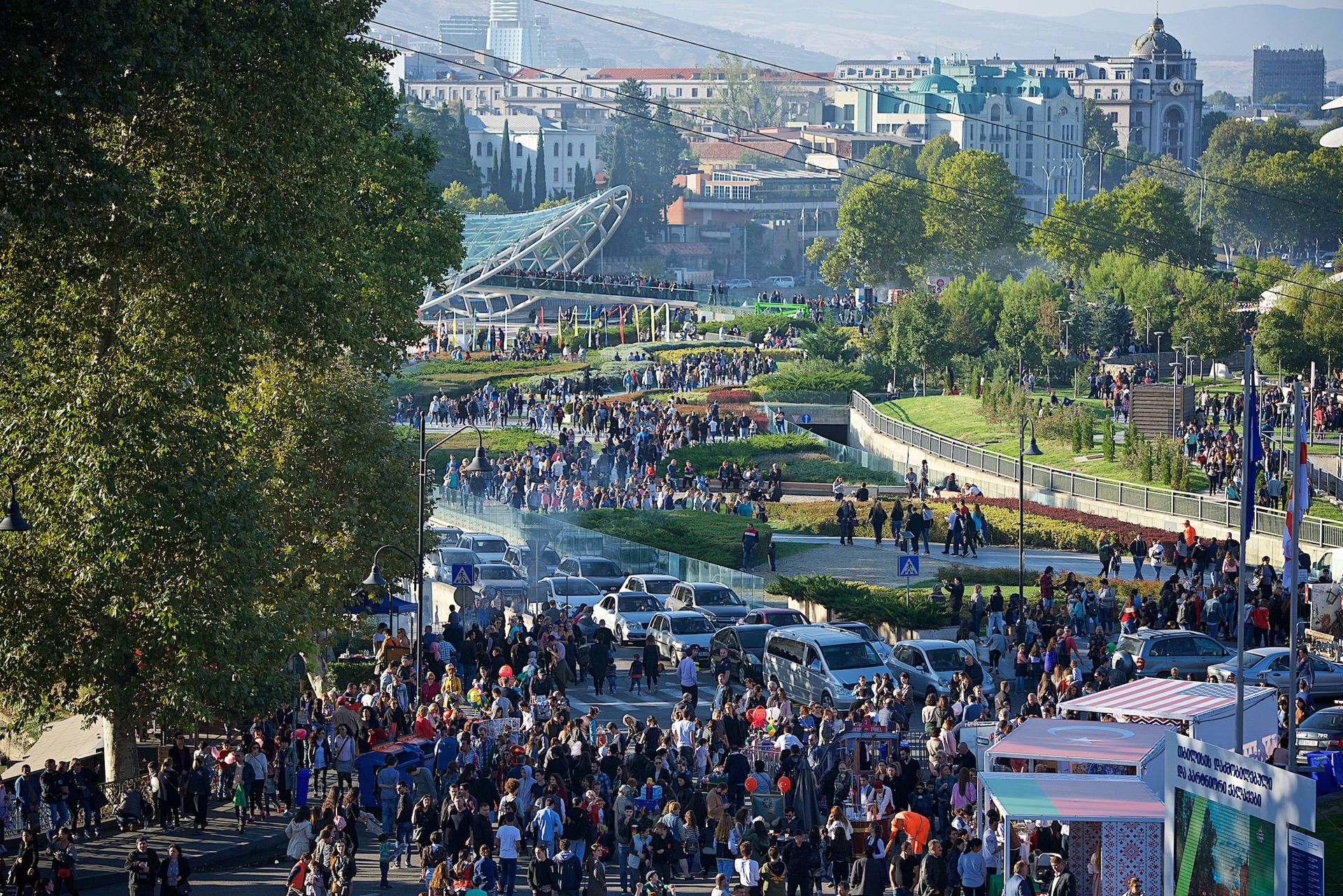 Вид на парк Рике и площадь Европы в центре Тбилиси во время празднования дней города Тбилисоба - Sputnik Грузия, 1920, 03.10.2026