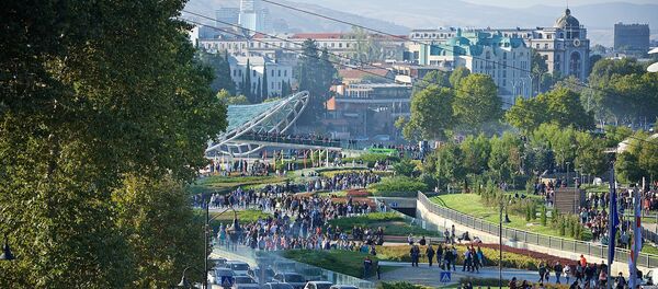 Вид на парк Рике и площадь Европы в центре Тбилиси во время празднования дней города Тбилисоба - Sputnik Грузия