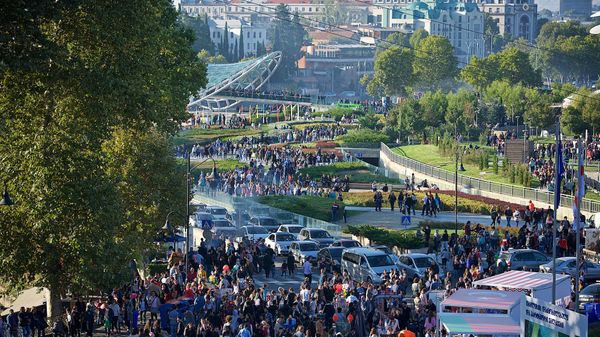 Вид на парк Рике и площадь Европы в центре Тбилиси во время празднования дней города Тбилисоба - Sputnik Грузия