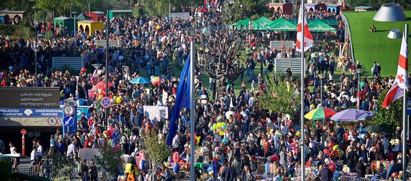 Вид на парк Рике и площадь Европы в центре Тбилиси во время празднования дней города Тбилисоба - Sputnik Грузия