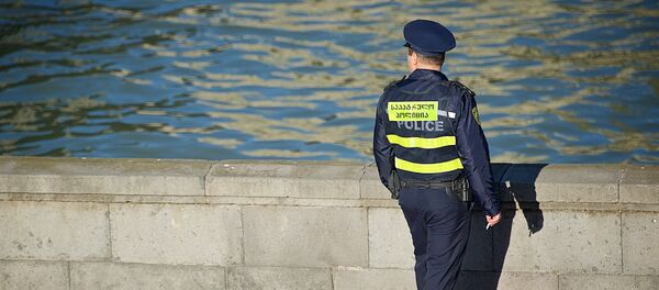 საპატრულო პოლიციის თანამშრომელი მტკვრის ნაპირზე საპატრულო პოლიციის თანამშრომელი მტკვრის ნაპირზე - Sputnik საქართველო