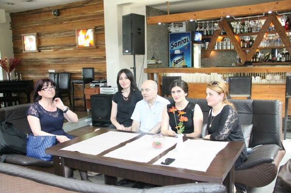 მაკა სალია მეგობრებთან ერთად მაკა სალია მეგობრებთან ერთად - Sputnik საქართველო