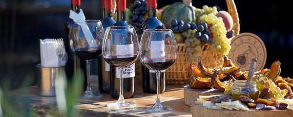 Грузинское вино, сладости и виноград Грузинское вино, сладости и виноград - Sputnik Грузия