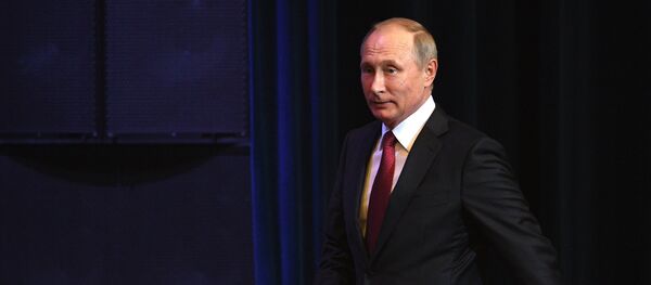 Президент РФ Владимир Путин на праздничном концерте в Государственном Кремлевском дворце - Sputnik Грузия