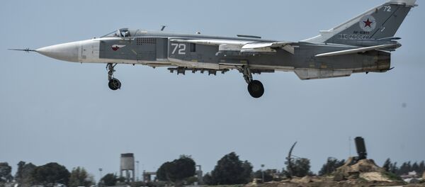 Российский фронтовой бомбардировщик Су-24 готовится к вылету с авиабазы Хмеймим в сирийской провинции Латакия - Sputnik Грузия