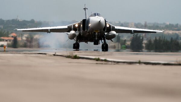 Российский самолет Су-24 совершает посадку на авиабазе Хмеймим в Сирии - Sputnik Грузия