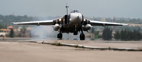 Российский самолет Су-24 совершает посадку на авиабазе Хмеймим в Сирии - Sputnik Грузия