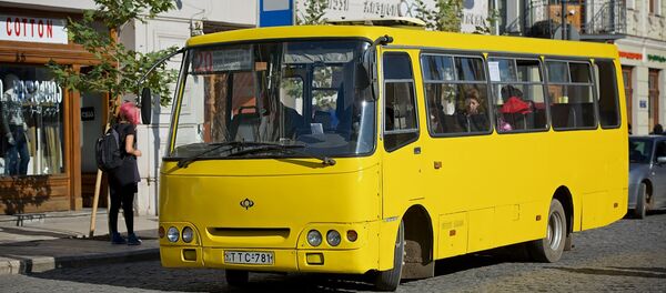 Пассажирский автобус на остановке в грузинской столице - Sputnik Грузия