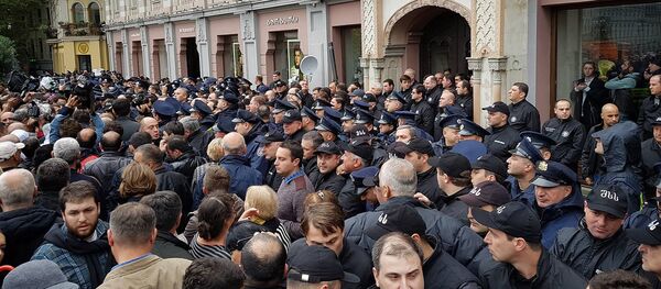 საპროტესტო აქცია თბილისის საკრებულოსთან საპროტესტო აქცია თბილისის საკრებულოსთან - Sputnik საქართველო