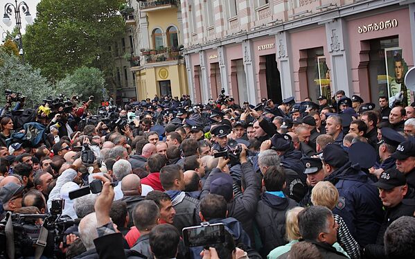 Председатель сакребуло Георгий Алибегашвили еще до начала заседания принял решение закрыть его для посторонних, допустив лишь представителей СМИ - Sputnik Грузия